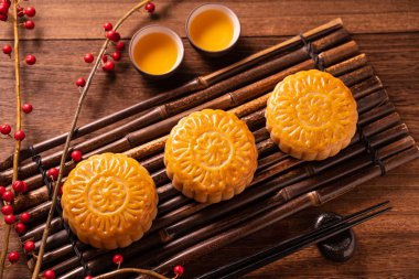 Ay kek Mooncake masa ayarı-ahşap arka planda çay bardağı ile Çin geleneksel pasta, sonbahar ortası festivali kavramı, üst görünüm, düz yatıyordu.