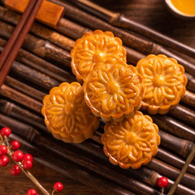 Ay kek Mooncake masa ayarı-ahşap arka planda çay bardağı ile Çin geleneksel pasta, sonbahar ortası festivali kavramı, üst görünüm, düz yatıyordu.