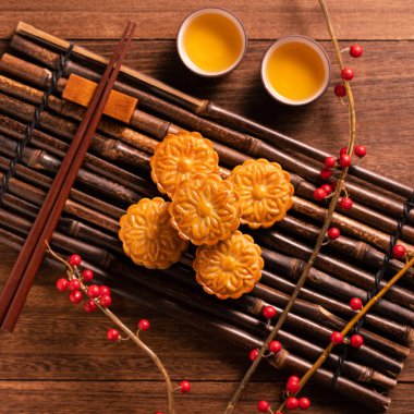 Ay kek Mooncake masa ayarı-ahşap arka planda çay bardağı ile Çin geleneksel pasta, sonbahar ortası festivali kavramı, üst görünüm, düz yatıyordu.