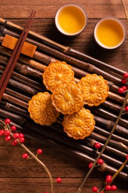 Ay kek Mooncake masa ayarı-ahşap arka planda çay bardağı ile Çin geleneksel pasta, sonbahar ortası festivali kavramı, üst görünüm, düz yatıyordu.
