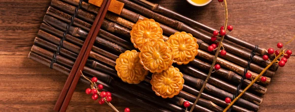 Moon cake Mooncake table setting - Chinese traditional pastry with tea cups on wooden background, Mid-Autumn Festival concept, top view, flat lay. — Stock Photo, Image