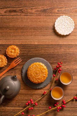 Yaratıcı ay pastaları, mooncakes masa tasarımı-ahşap arka planda çay bardağı ile Çin geleneksel pasta, Orta Sonbahar Festivali kavramı, üst görünüm, düz yatıyordu.