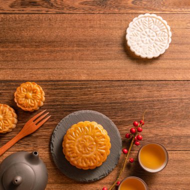 Yaratıcı ay pastaları, mooncakes masa tasarımı-ahşap arka planda çay bardağı ile Çin geleneksel pasta, Orta Sonbahar Festivali kavramı, üst görünüm, düz yatıyordu.