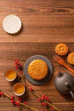 Yaratıcı ay pastaları, mooncakes masa tasarımı-ahşap arka planda çay bardağı ile Çin geleneksel pasta, Orta Sonbahar Festivali kavramı, üst görünüm, düz yatıyordu.