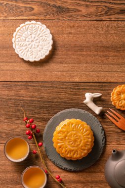 Yaratıcı ay pastaları, mooncakes masa tasarımı-ahşap arka planda çay bardağı ile Çin geleneksel pasta, Orta Sonbahar Festivali kavramı, üst görünüm, düz yatıyordu.