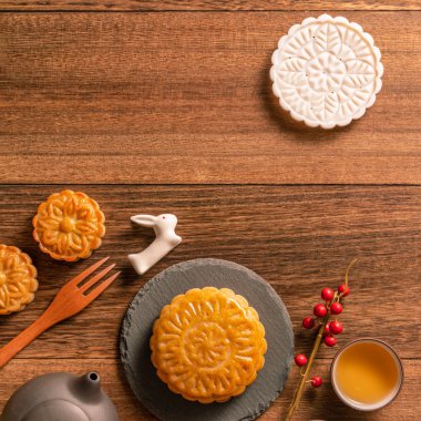 Yaratıcı ay pastaları, mooncakes masa tasarımı-ahşap arka planda çay bardağı ile Çin geleneksel pasta, Orta Sonbahar Festivali kavramı, üst görünüm, düz yatıyordu.
