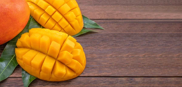 Čerstvé Mango Krásné Nakrájené Ovoce Zelenými Listy Tmavém Dřevěném Pozadí — Stock fotografie