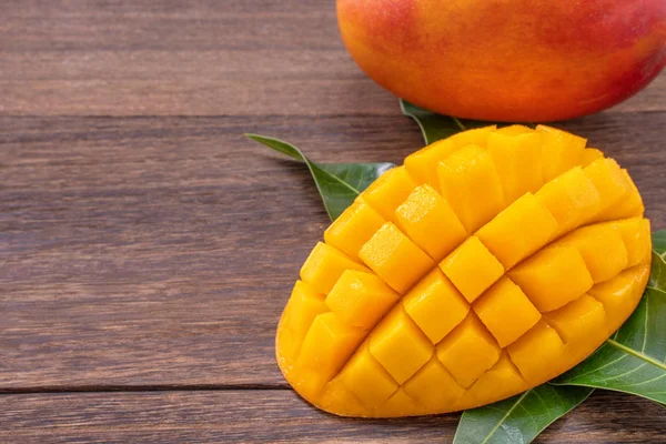 Färsk Mango Vackra Hackade Frukter Med Gröna Blad Mörka Trä — Stockfoto