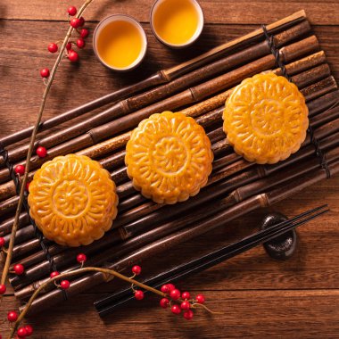 Ay kek Mooncake masa ayarı-ahşap arka planda çay bardağı ile Çin geleneksel pasta, sonbahar ortası festivali kavramı, üst görünüm, düz yatıyordu.