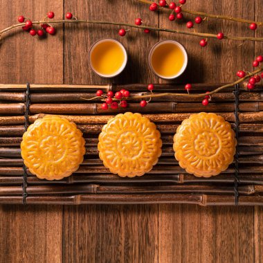 Ay kek Mooncake masa ayarı-ahşap arka planda çay bardağı ile Çin geleneksel pasta, sonbahar ortası festivali kavramı, üst görünüm, düz yatıyordu.