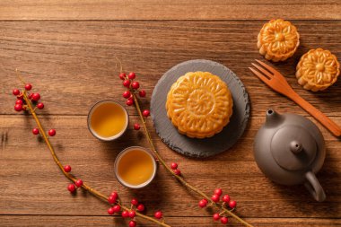 Ay kek Mooncake masa ayarı-ahşap arka planda çay bardağı ile Çin geleneksel pasta, sonbahar ortası festivali kavramı, üst görünüm, düz yatıyordu.