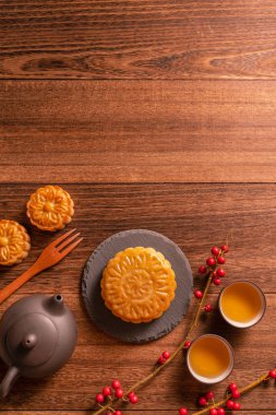 Ay kek Mooncake masa ayarı-ahşap arka planda çay bardağı ile Çin geleneksel pasta, sonbahar ortası festivali kavramı, üst görünüm, düz yatıyordu.