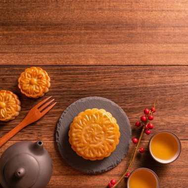 Ay kek Mooncake masa ayarı-ahşap arka planda çay bardağı ile Çin geleneksel pasta, sonbahar ortası festivali kavramı, üst görünüm, düz yatıyordu.