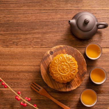 Ay kek Mooncake masa ayarı-ahşap arka planda çay bardağı ile Çin geleneksel pasta, sonbahar ortası festivali kavramı, üst görünüm, düz yatıyordu.