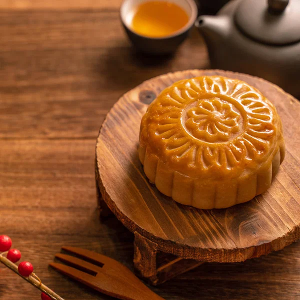 Moon cake Mooncake tavolo impostazione - forma rotonda pasticceria tradizionale cinese con tazze da tè su sfondo di legno, Mid-Autumn Festival concetto, primo piano . — Foto Stock
