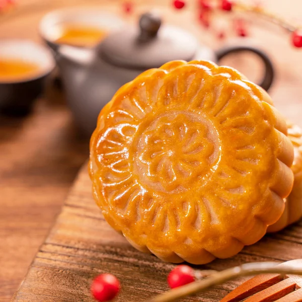 Лунный торт Настольный стол Mooncake - Традиционная китайская выпечка круглой формы с чашками чая на деревянном фоне, концепция фестиваля Mid-Autumn, крупный план . — стоковое фото