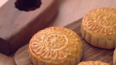 Geleneksel Çin Orta Sonbahar Festivali için ahşap bir tepsi üzerinde pişmiş Kanton ay kek pasta, yakın yukarı, kamyon atış hareketi.