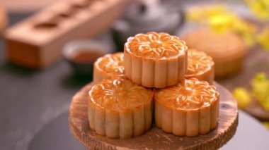 Kadın güzel ay pasta pasta alarak yemek ve aile ile paylaşmak için sonbahar ortası festivali kutlamak için. Reunion olay konsepti.
