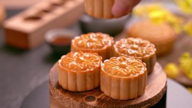 Kadın güzel ay pasta pasta alarak yemek ve aile ile paylaşmak için sonbahar ortası festivali kutlamak için. Reunion olay konsepti.