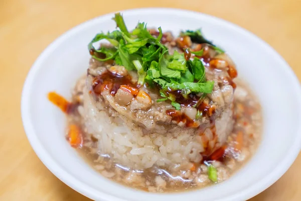 Puding beras (Tube rice cake), makanan jalanan taiwan yang lezat dan lezat, dibuat dari beras ketan dan daging babi dengan saus cabai manis . — Stok Foto