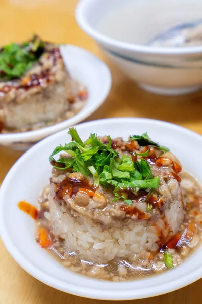 Рисовий пудинг, популярний смачний тайванський вуличний гурман, делікатес, зроблений клейовим рисом та свининою з солодким соусом чилі . — стокове фото