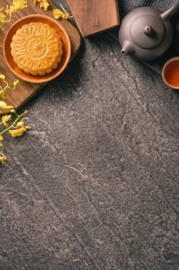Sonbahar Ortası Festivali geleneksel gıda konsepti - Çay, pasta kalıbı, çiçek, üst görünüm, düz yatıyordu, kopya alanı ile siyah kayrak masada Beautiful Moon kek