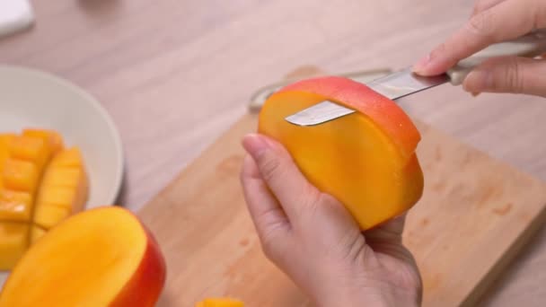 Mujer Joven Está Cortando Hermoso Mango Fresco Jugoso Para Comer — Vídeo de stock