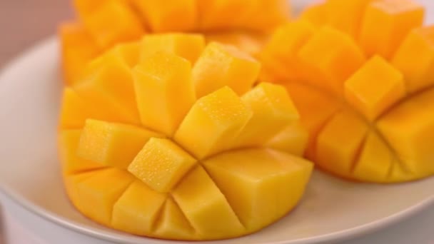 Krásné Čerstvě Nařezané Mango Ukazující Rotující Bílou Destičku Zblízka Video — Stock video