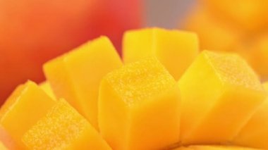 Güzel taze doğranmış mango, dönen beyaz plaka üzerinde gösteren, yakın çekim, 4k video çekim.