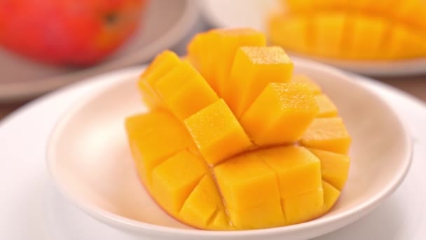 Schöne Frische Gehackte Mango Die Auf Einem Rotierenden Weißen Teller — Stockvideo