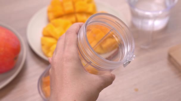 Mulher Fazendo Suco Manga Fresca Cozinha Verão Fundo Mesa Madeira — Vídeo de Stock