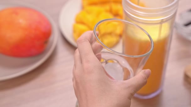 Mujer Haciendo Jugo Mango Fresco Cocina Verano Sobre Fondo Mesa — Vídeo de stock