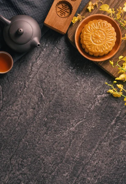 Mitten im Herbst Festival traditionelles Essenskonzept - schöne Mondkuchen auf schwarzem Schiefer Tisch mit Tee, Gebäck Form, Blume, Nahaufnahme, Kopierraum — Stockfoto