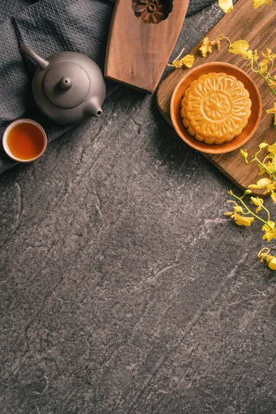Střední podzimní festival tradiční potravinový koncept-nádherný měsíční dort na stole s čajem, pečivo, cukrářské formy, květina, uzavření, místo kopírování — Stock fotografie