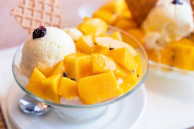Yaz restoran, yaşam tarzı, Tayvan popüler gıda dondurma ve meyve suyu sosu bir kepçe ile taze mango, yakın.