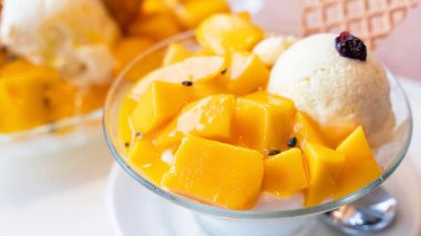 Yaz restoran, yaşam tarzı, Tayvan popüler gıda dondurma ve meyve suyu sosu bir kepçe ile taze mango, yakın.