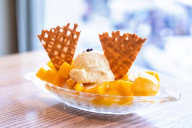 Yaz restoran, yaşam tarzı, Tayvan popüler gıda dondurma ve meyve suyu sosu bir kepçe ile taze mango, yakın.