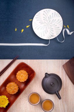Yaratıcı Ay kek Mooncake tasarım ilham, ahşap masa konsepti pasta ve çay ile Sonbahar ortası festivalinde ay keyfini, üst görünüm, düz yatıyordu