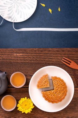 Yaratıcı Ay kek Mooncake tasarım ilham, ahşap masa konsepti pasta ve çay ile Sonbahar ortası festivalinde ay keyfini, üst görünüm, düz yatıyordu