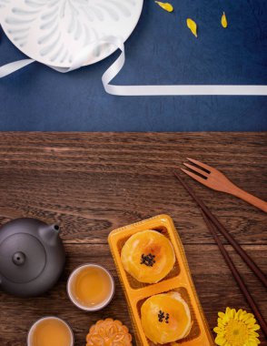 Yaratıcı Ay kek Mooncake tasarım ilham, ahşap masa konsepti pasta ve çay ile Sonbahar ortası festivalinde ay keyfini, üst görünüm, düz yatıyordu