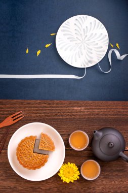 Yaratıcı Ay kek Mooncake tasarım ilham, ahşap masa konsepti pasta ve çay ile Sonbahar ortası festivalinde ay keyfini, üst görünüm, düz yatıyordu