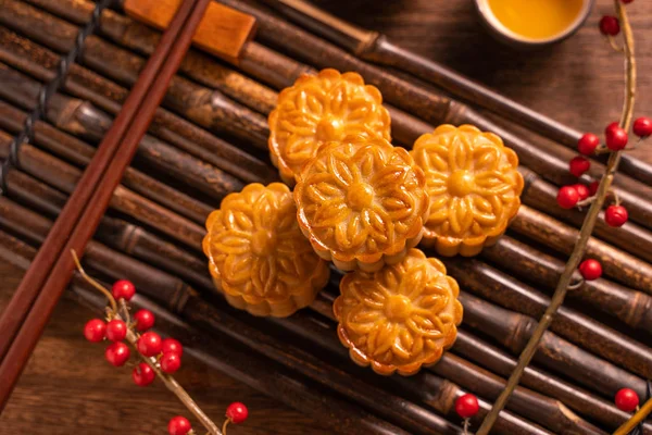 Chinese traditional pastry Moon cake Mooncake with tea cups on bamboo serving tray on wooden background for Mid-Autumn Festival, top view, flat lay. — Stock Photo, Image