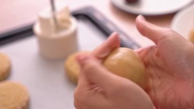 Orta Sonbahar Festivali için ay kek yapma Süreci - pişirme tepsisinde ay kek pasta kalıp şekli. Kadın şenlikli ev yapımı konsept, yakın çekim.