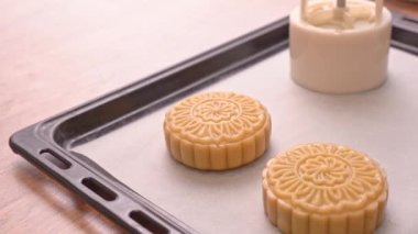 Orta Sonbahar Festivali için ay kek yapma Süreci - pişirme tepsisinde ay kek pasta kalıp şekli. Kadın şenlikli ev yapımı konsept, yakın çekim.
