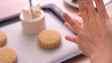 Orta Sonbahar Festivali için ay kek yapma Süreci - Pasta hamuru ile dolgu kırmızı fasulye ezmesi sarma. Kadın şenlikli ev yapımı konsept, yakın çekim.