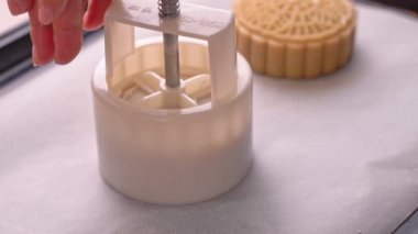 Orta Sonbahar Festivali için ay kek yapma Süreci - pişirme tepsisinde ay kek pasta kalıp şekli. Kadın şenlikli ev yapımı konsept, yakın çekim.