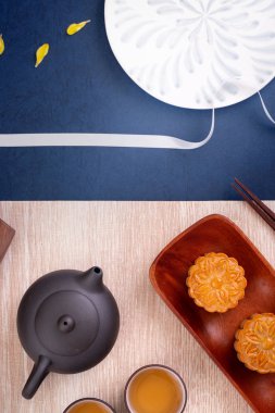 Yaratıcı Ay kek Mooncake tasarım ilham, ahşap masa konsepti pasta ve çay ile Sonbahar ortası festivalinde ay keyfini, üst görünüm, düz yatıyordu