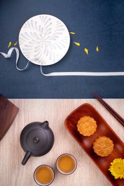 Yaratıcı Ay kek Mooncake tasarım ilham, ahşap masa konsepti pasta ve çay ile Sonbahar ortası festivalinde ay keyfini, üst görünüm, düz yatıyordu