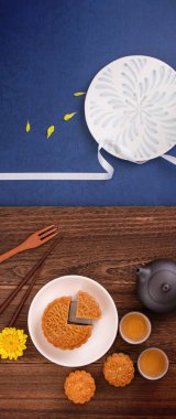 Yaratıcı Ay kek Mooncake tasarım ilham, ahşap masa konsepti pasta ve çay ile Sonbahar ortası festivalinde ay keyfini, üst görünüm, düz yatıyordu