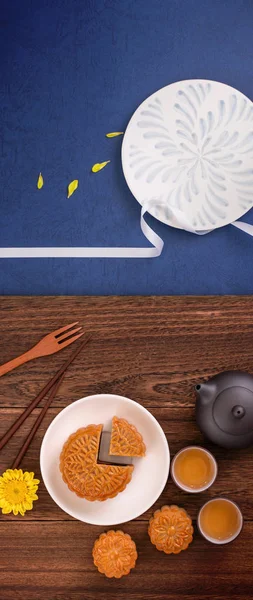 Yaratıcı Ay kek Mooncake tasarım ilham, ahşap masa konsepti pasta ve çay ile Sonbahar ortası festivalinde ay keyfini, üst görünüm, düz yatıyordu